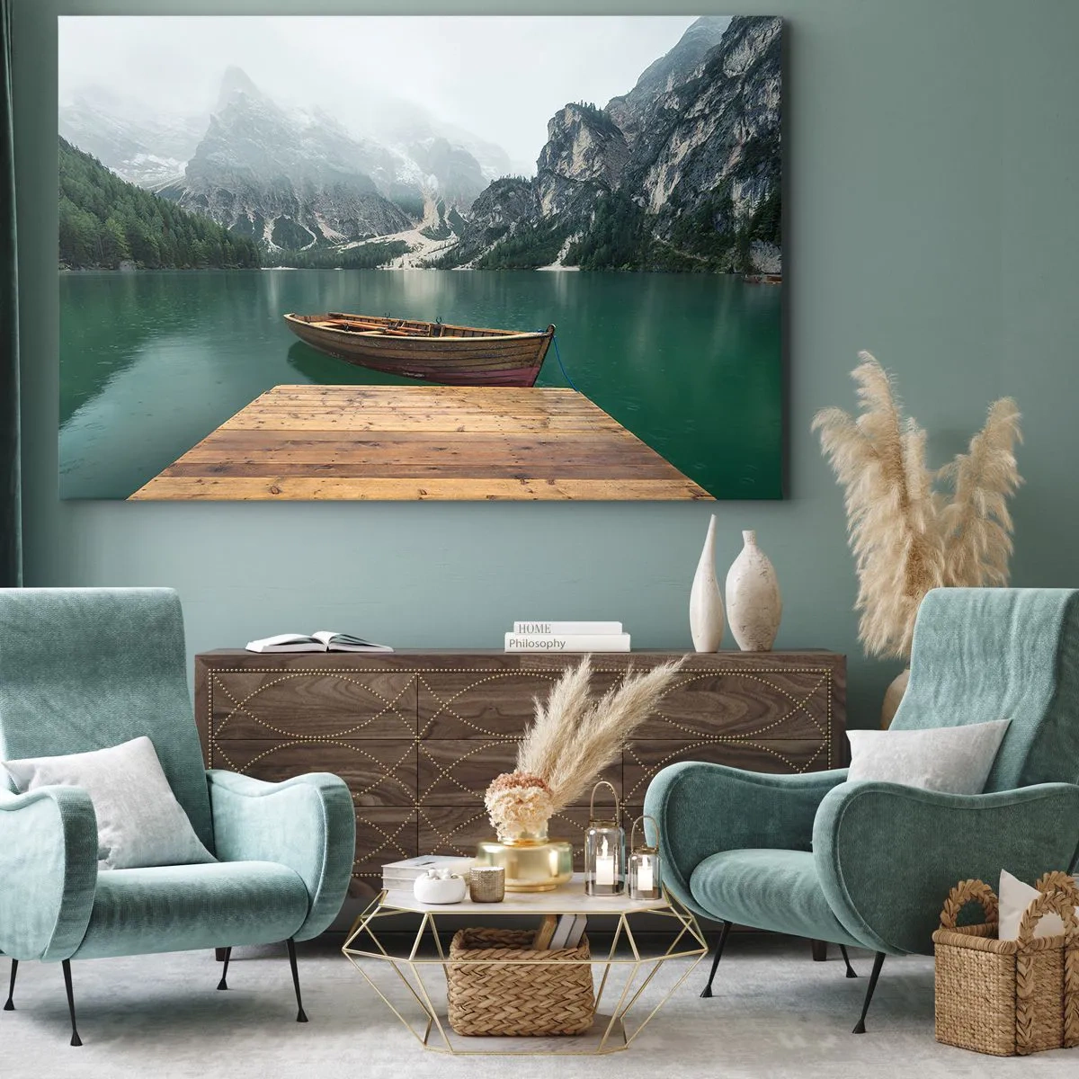 Obraz na plátně - Dřevěná loď na molu na jezeře obklopeném horami - 70x50cm - „Hrdé skály vepředu“ - Moderní nástěnná dekorace do obývacího pokoje a ložnice ARTTOR