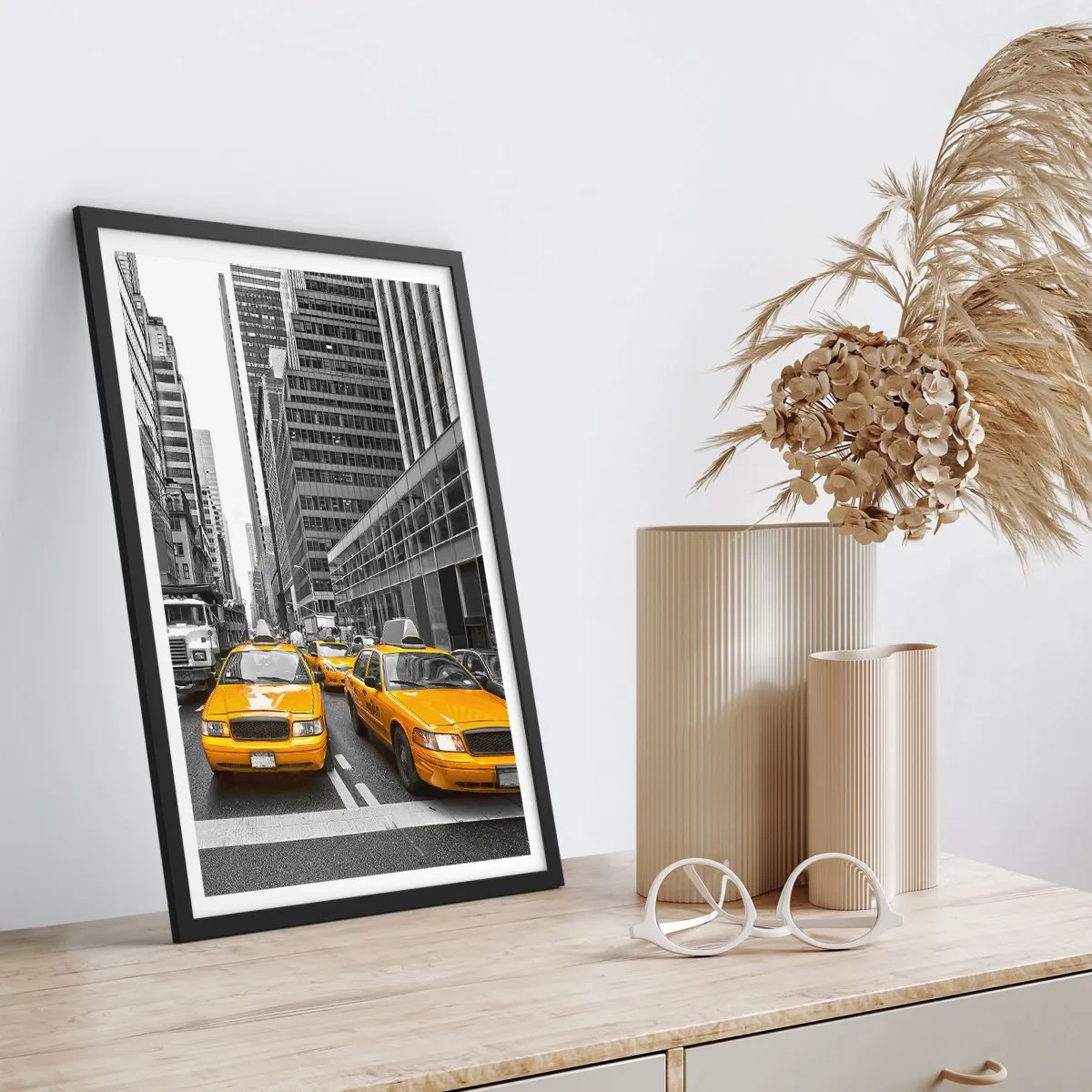 Plakát v černém rámu - Žluté taxíky v ulicích New Yorku - 50x70cm - To my barvíme město - Moderní nástěnná dekorace do obývacího pokoje a ložnice ARTTOR
