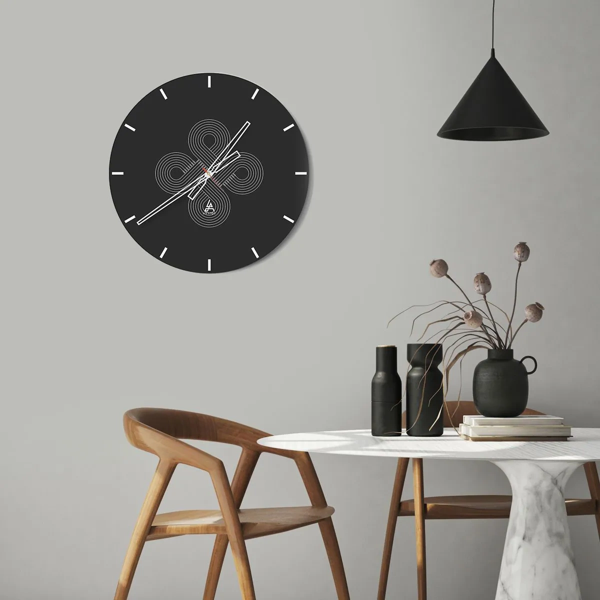 Nástěnné hodiny - Černé pozadí s bílým vzorem inspirovaným keltským motivem - 30x30cm - V keltském duchu - Moderní nástěnná dekorace do obývacího pokoje, kuchyně a ložnice ARTTOR