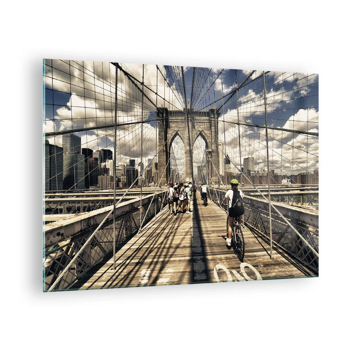 Obraz na skle - Brooklynský most za slunečného dne s chodci a cyklisty - 70x50cm - Přímo do srdce města - Moderní nástěnná dekorace do obývacího pokoje a ložnice ARTTOR