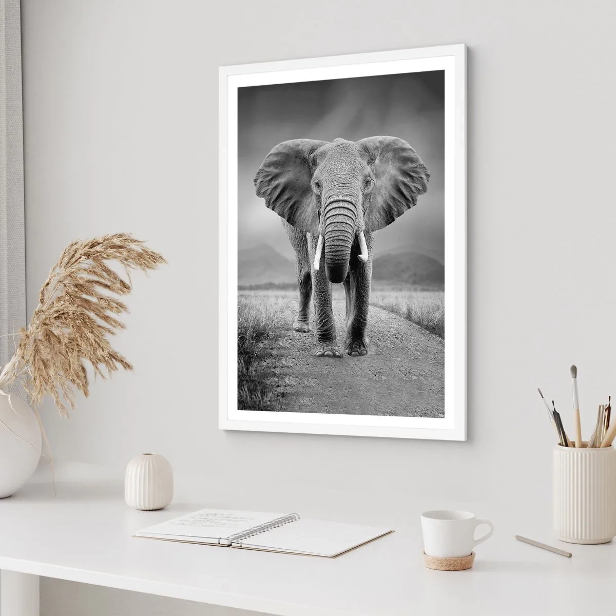 Plakát v bílém rámu - Hostitel vítá - 50x70 cm