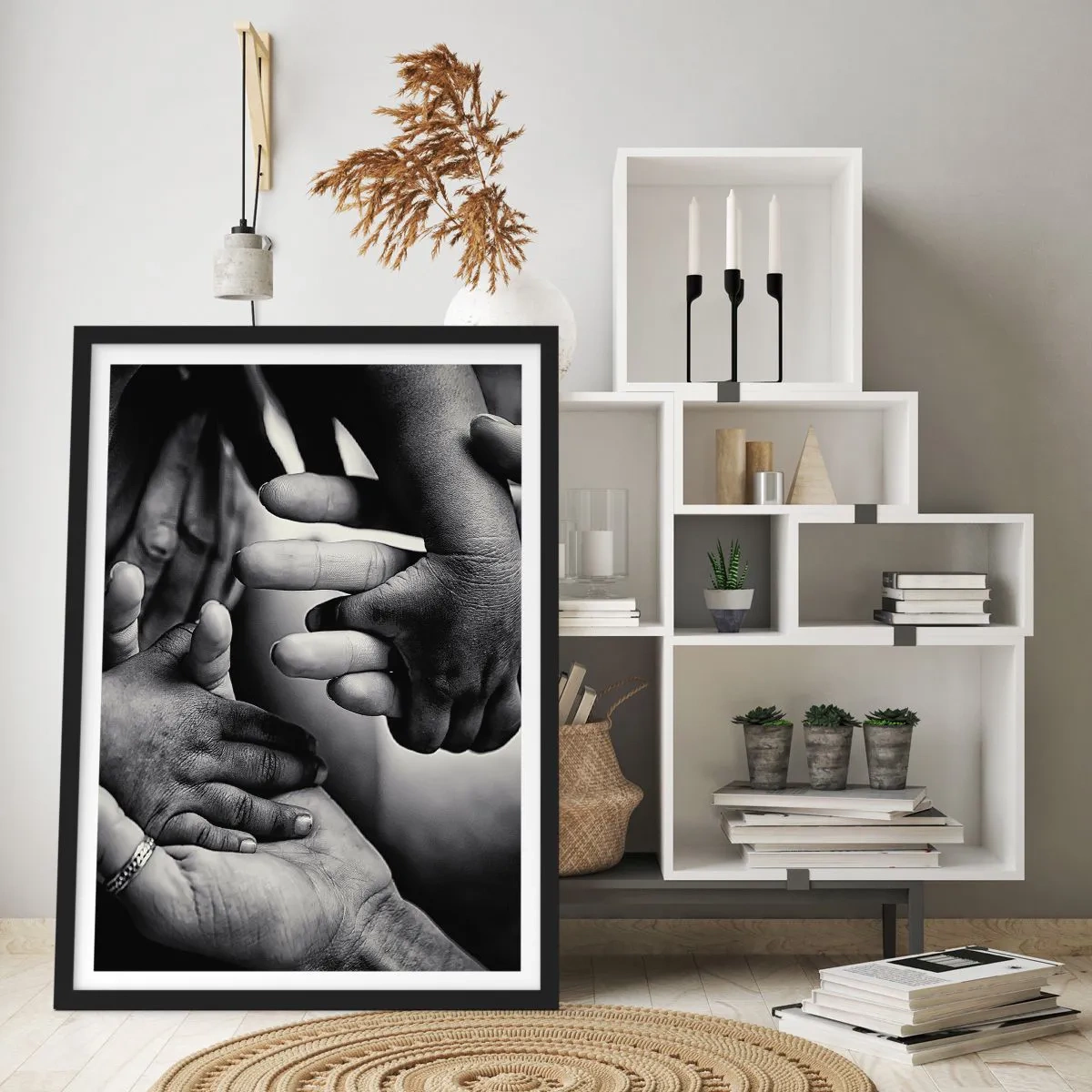 Plakát v černém rámu - Černobílý motiv rukou symbolizujících pouto - 50x70cm - Být člověkem - Moderní nástěnná dekorace do obývacího pokoje a ložnice ARTTOR