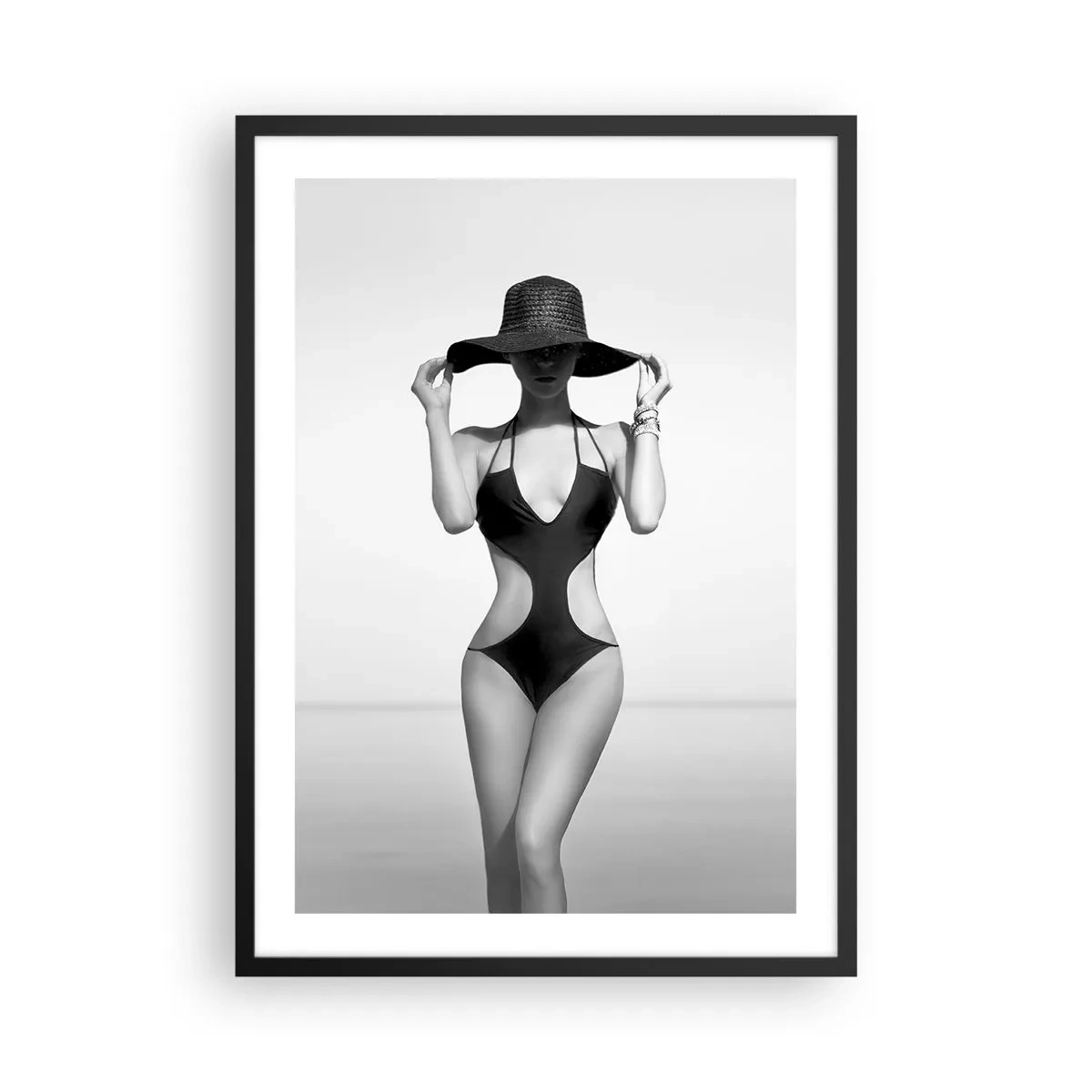 Plakát v černém rámu - Černobílá fotografie ženy v klobouku a plavkách - 50x70cm - Jmenuji se: Elegance - Moderní nástěnná dekorace do obývacího pokoje a ložnice ARTTOR