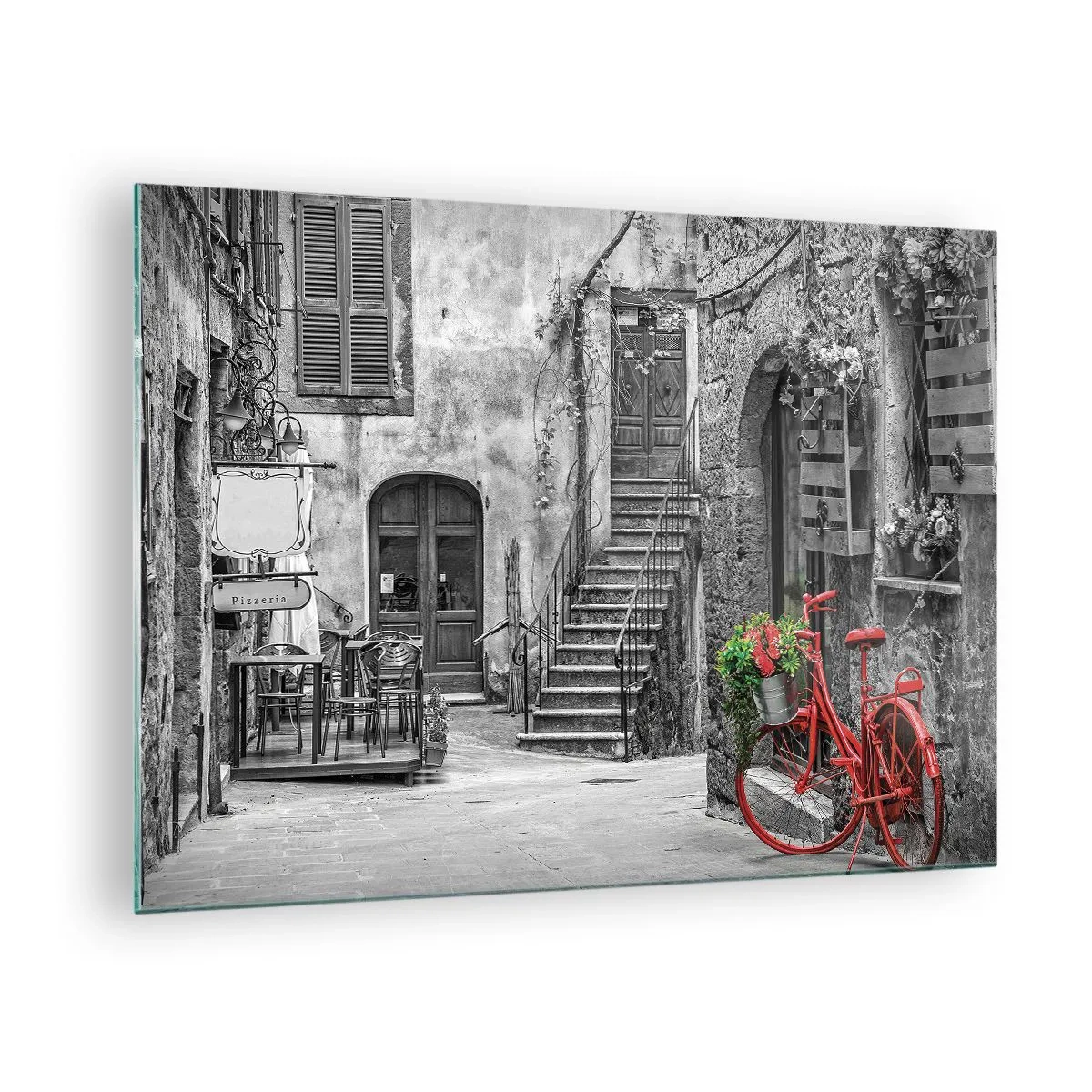 Obraz na skle - Černá a bílá ulice s červeným kolem - 70x50cm - Toskánská ulička - Moderní nástěnná dekorace do obývacího pokoje a ložnice ARTTOR