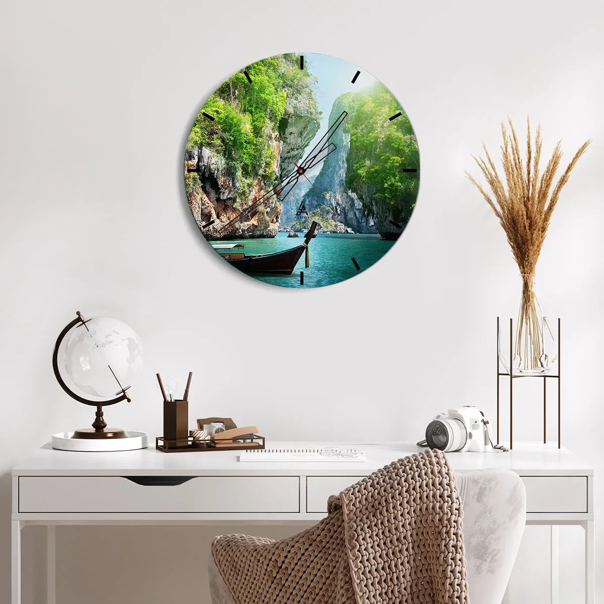 Nástěnné hodiny - Tropická zátoka s lodí proti skalám - 30x30cm - Pozvánka na exotickou cestu - Moderní nástěnná dekorace do obývacího pokoje, kuchyně a ložnice ARTTOR