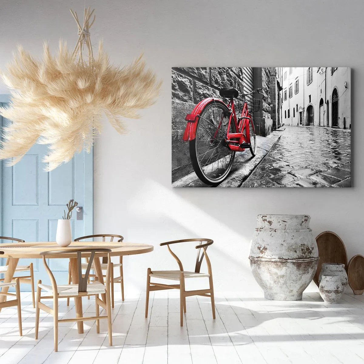 Obraz na plátně - Červené kolo v černobílé ulici - 70x50cm - Skutečná krása nestárne - Moderní nástěnná dekorace do obývacího pokoje a ložnice ARTTOR
