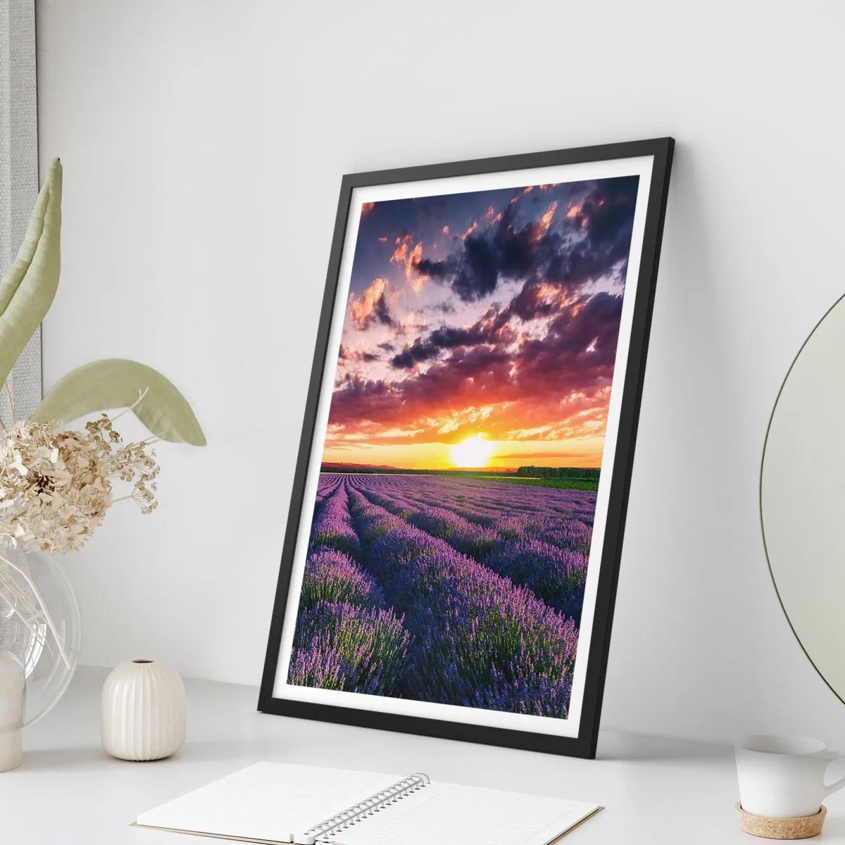 Plakát v černém rámu - Levandulové pole při západu slunce - 50x70cm - Levandulový svět - Moderní nástěnná dekorace do obývacího pokoje a ložnice ARTTOR