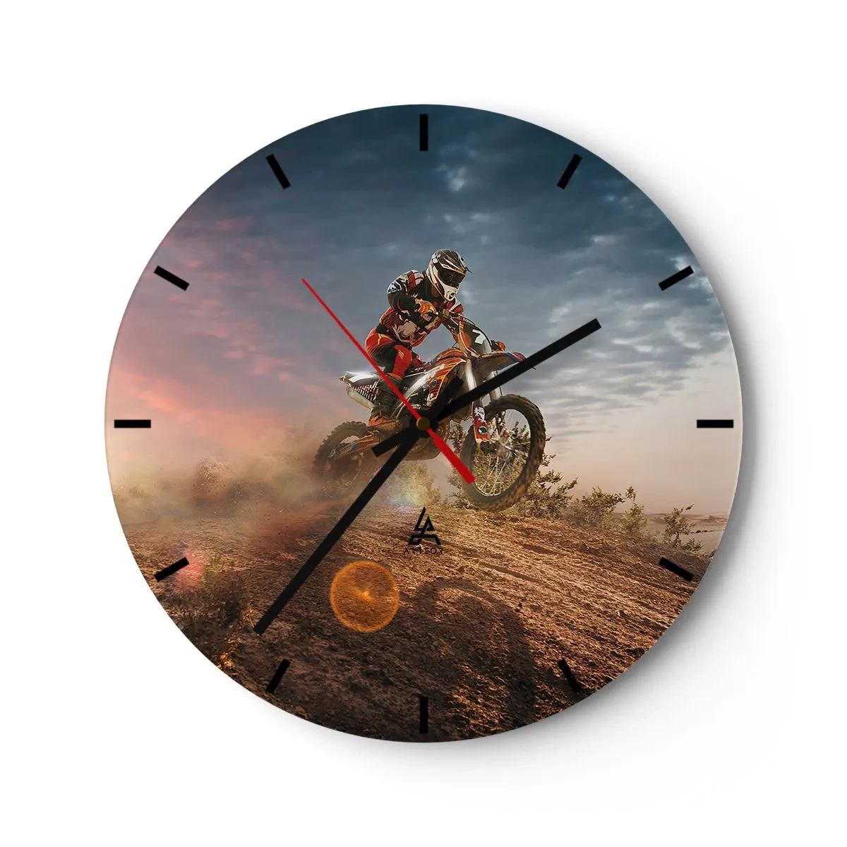 Nástěnné hodiny - Motocyklista v poušti při západu slunce - 30x30cm - Pro vítězství - Moderní nástěnná dekorace do obývacího pokoje, kuchyně a ložnice ARTTOR