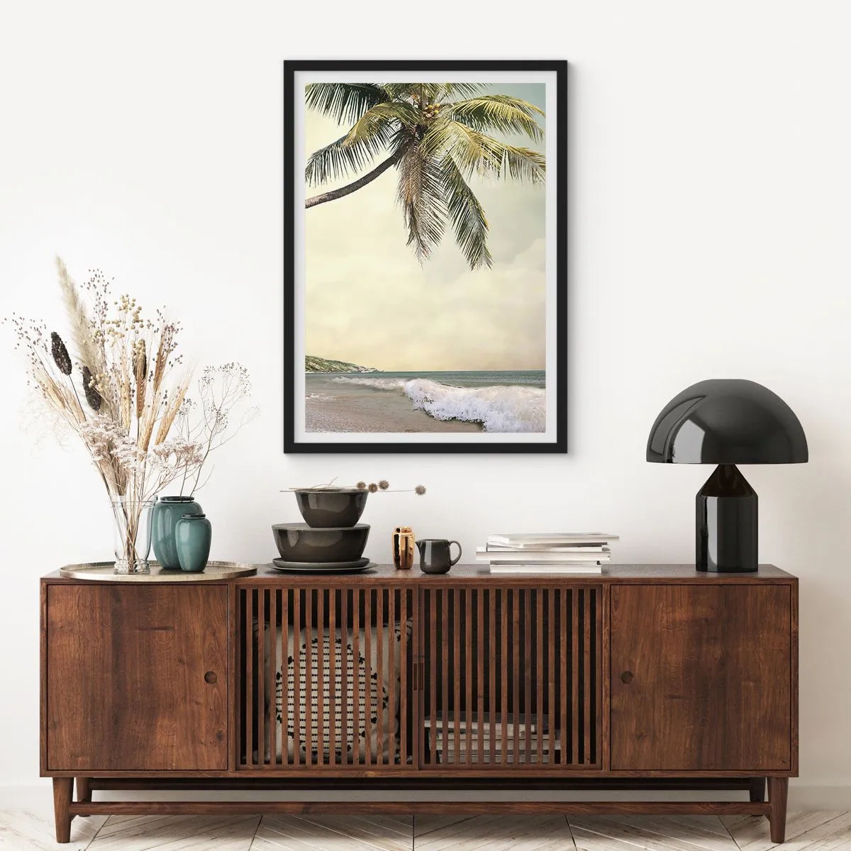 Plakát v černém rámu - Palma proti moři - 50x70cm - Tropický sen - Moderní nástěnná dekorace do obývacího pokoje a ložnice ARTTOR