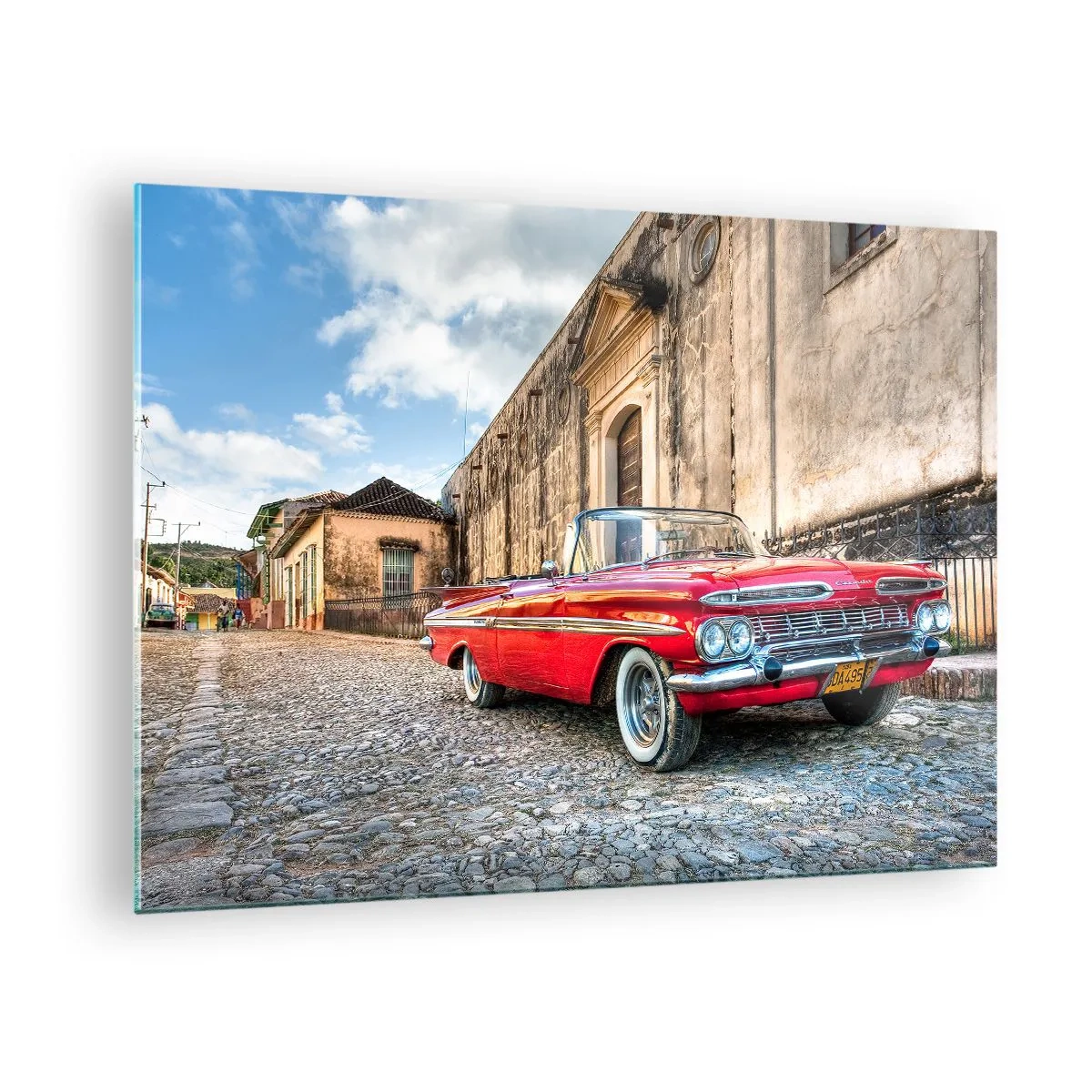 Obraz na skle - Klasický červený kabriolet na dlážděné ulici v retro prostředí - 70x50cm - Kubánské vzrušení - Moderní nástěnná dekorace do obývacího pokoje a ložnice ARTTOR