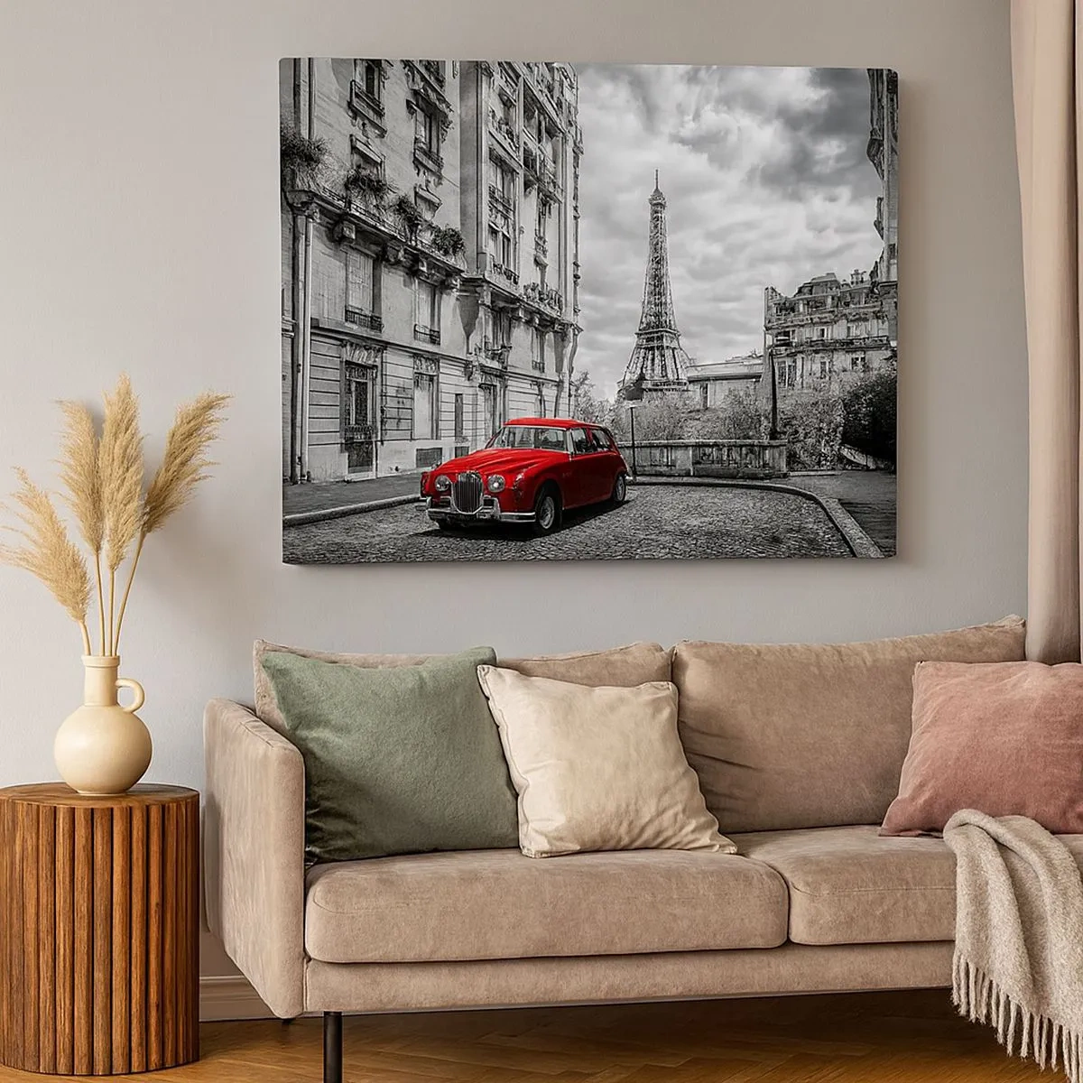 Obraz na plátně - Červené auto s Eiffelovou věží v pozadí v černobílém prostředí - 70x50cm - Dravec ve městě - Moderní nástěnná dekorace do obývacího pokoje a ložnice ARTTOR
