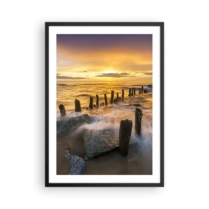 Plakát v černém rámu - Západ slunce nad mořem s dřevěnými tyčemi na pláži - 50x70cm - Drsná krása Baltského moře - Moderní nástěnná dekorace do obývacího pokoje a ložnice ARTTOR