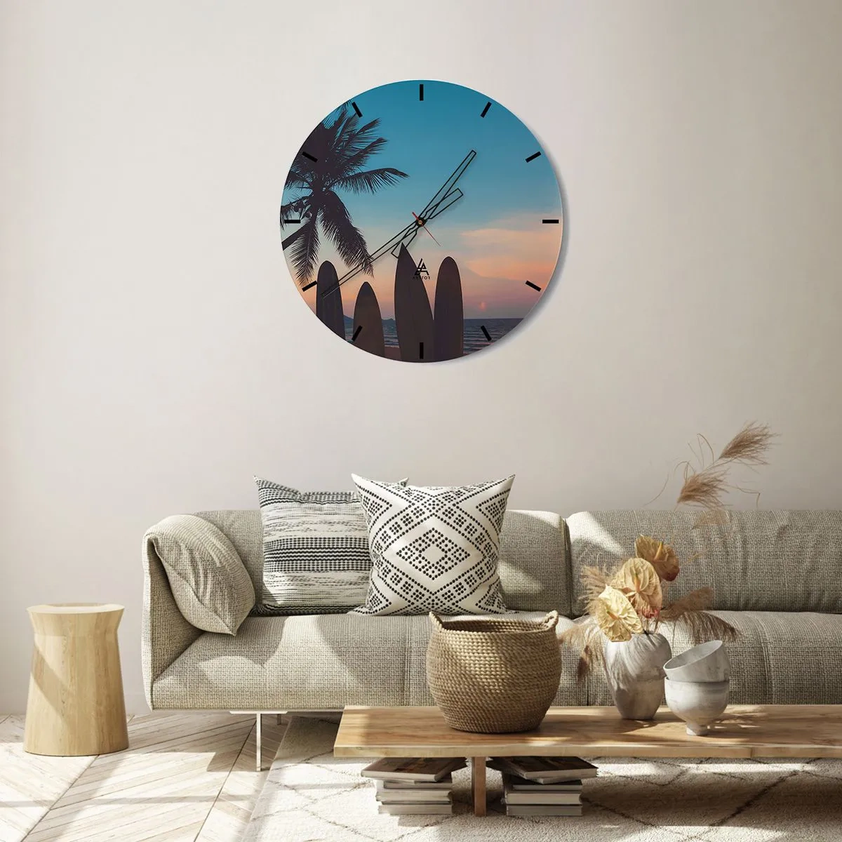 Nástěnné hodiny - Pláž s palmou a surfy v pozadí - 30x30cm - Zítra bude také zábava - Moderní nástěnná dekorace do obývacího pokoje, kuchyně a ložnice ARTTOR