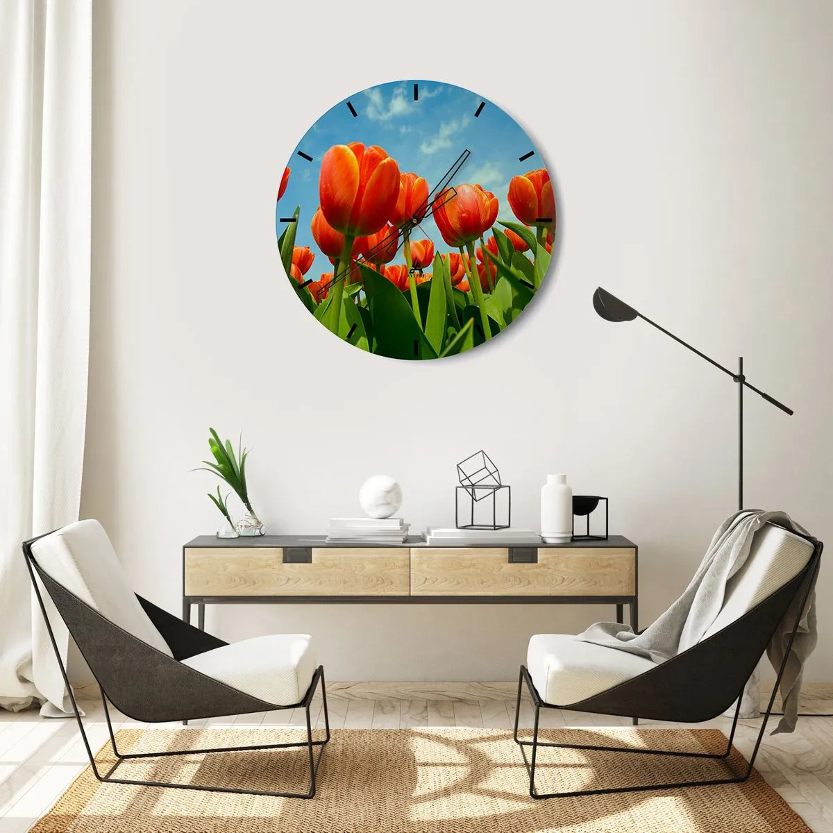 Nástěnné hodiny - Červené tulipány proti modré obloze - 30x30cm - Kromě blankytného nebe nic v životě nepotřebují - Moderní nástěnná dekorace do obývacího pokoje, kuchyně a ložnice ARTTOR