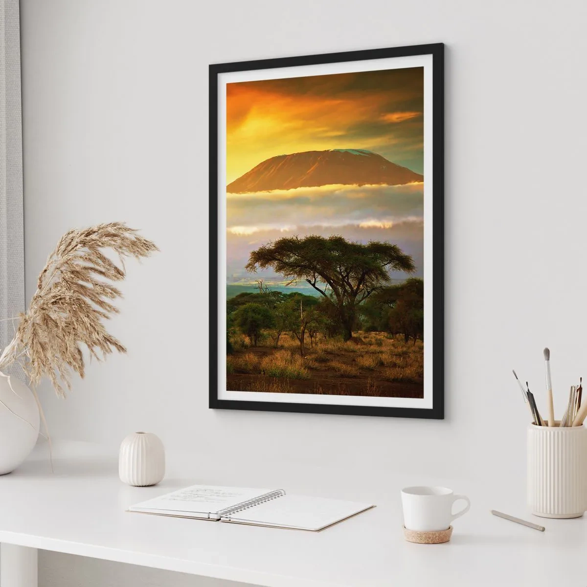 Plakát v černém rámu - Kilimandžáro při západu slunce v africké savaně - 50x70cm - Sen cestovatele - Moderní nástěnná dekorace do obývacího pokoje a ložnice ARTTOR