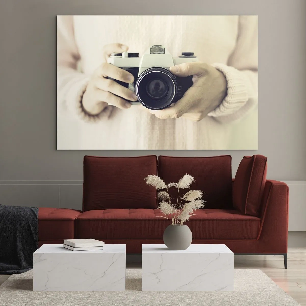 Obraz na skle - Osoba držící v rukou klasický fotoaparát - 70x50cm - Pro více informací… - Moderní nástěnná dekorace do obývacího pokoje a ložnice ARTTOR