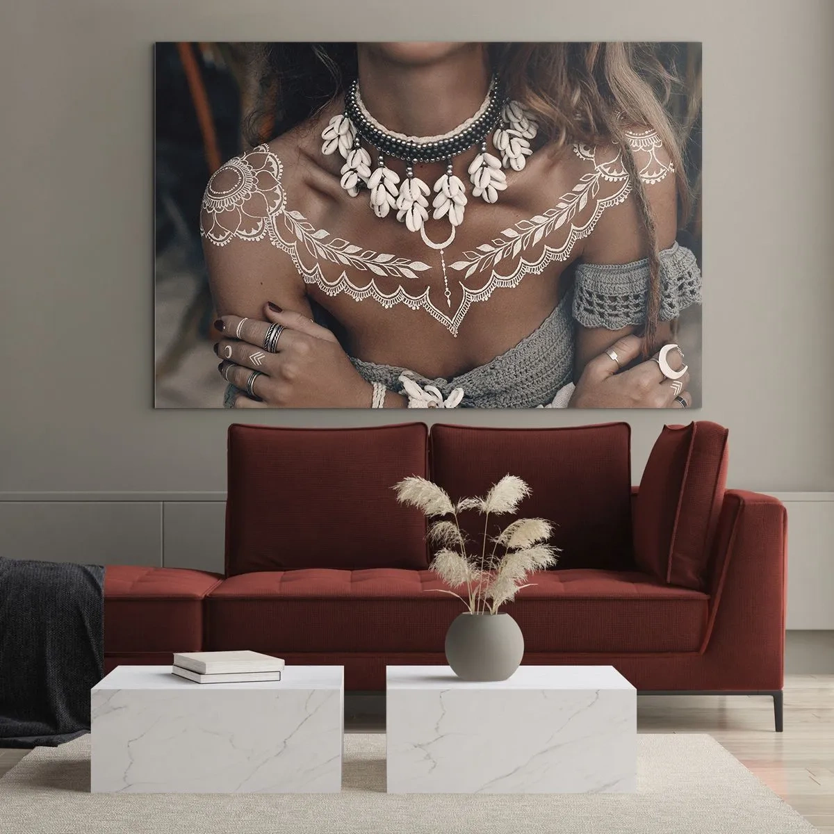 Obraz na skle - Detail ženy s náhrdelníkem z mušlí a bílým tetováním - 70x50cm - Talismany, rituály ženskosti - Moderní nástěnná dekorace do obývacího pokoje a ložnice ARTTOR