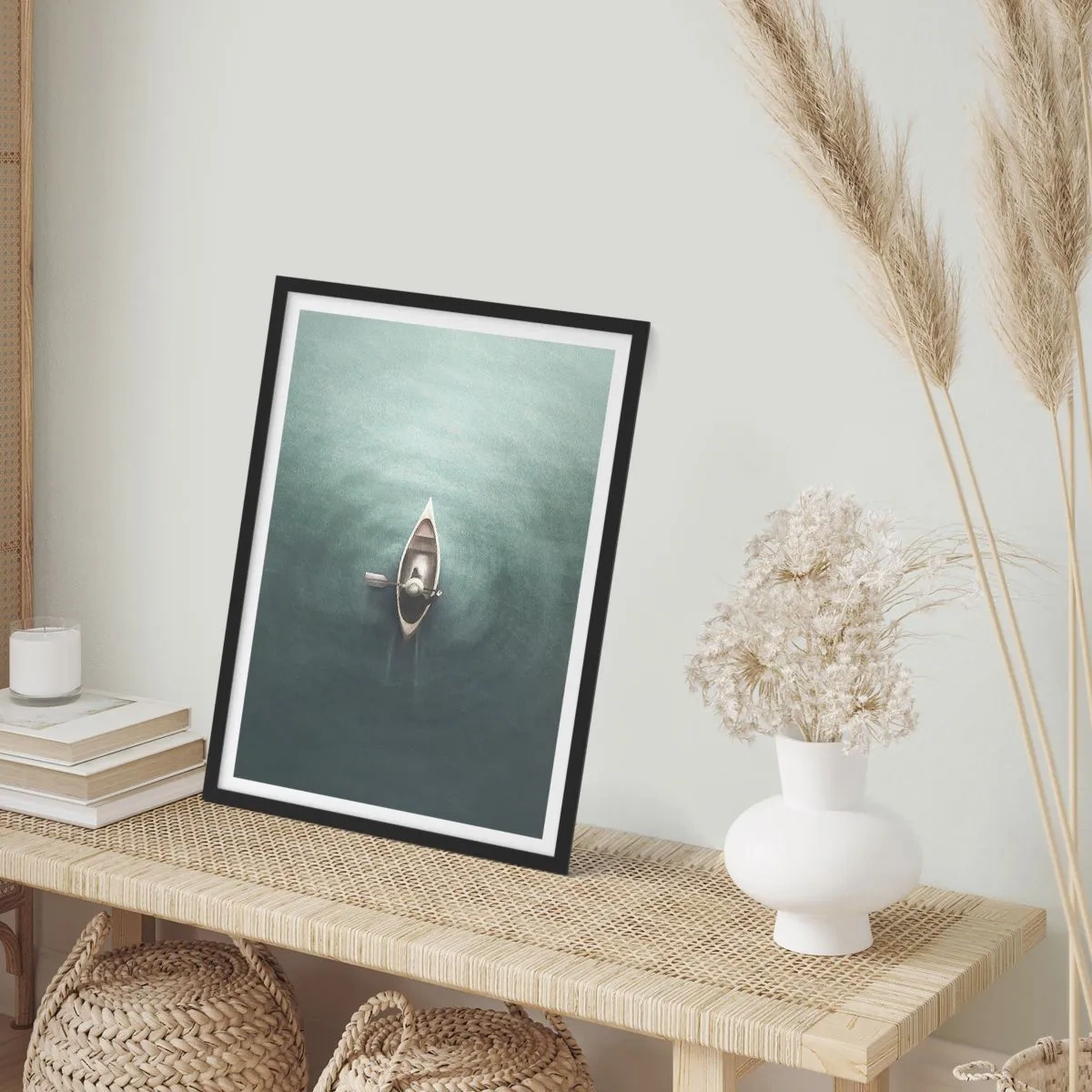 Plakát v černém rámu - Pohled z ptačí perspektivy na loď plující po klidné vodě - 50x70cm - Přes měsíční jezero - Moderní nástěnná dekorace do obývacího pokoje a ložnice ARTTOR