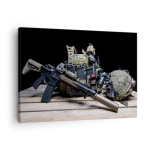 Obraz na plátně - Taktické vybavení s puškou na dřevěném stole - 70x50cm - Pohov! - Moderní nástěnná dekorace do obývacího pokoje a ložnice ARTTOR