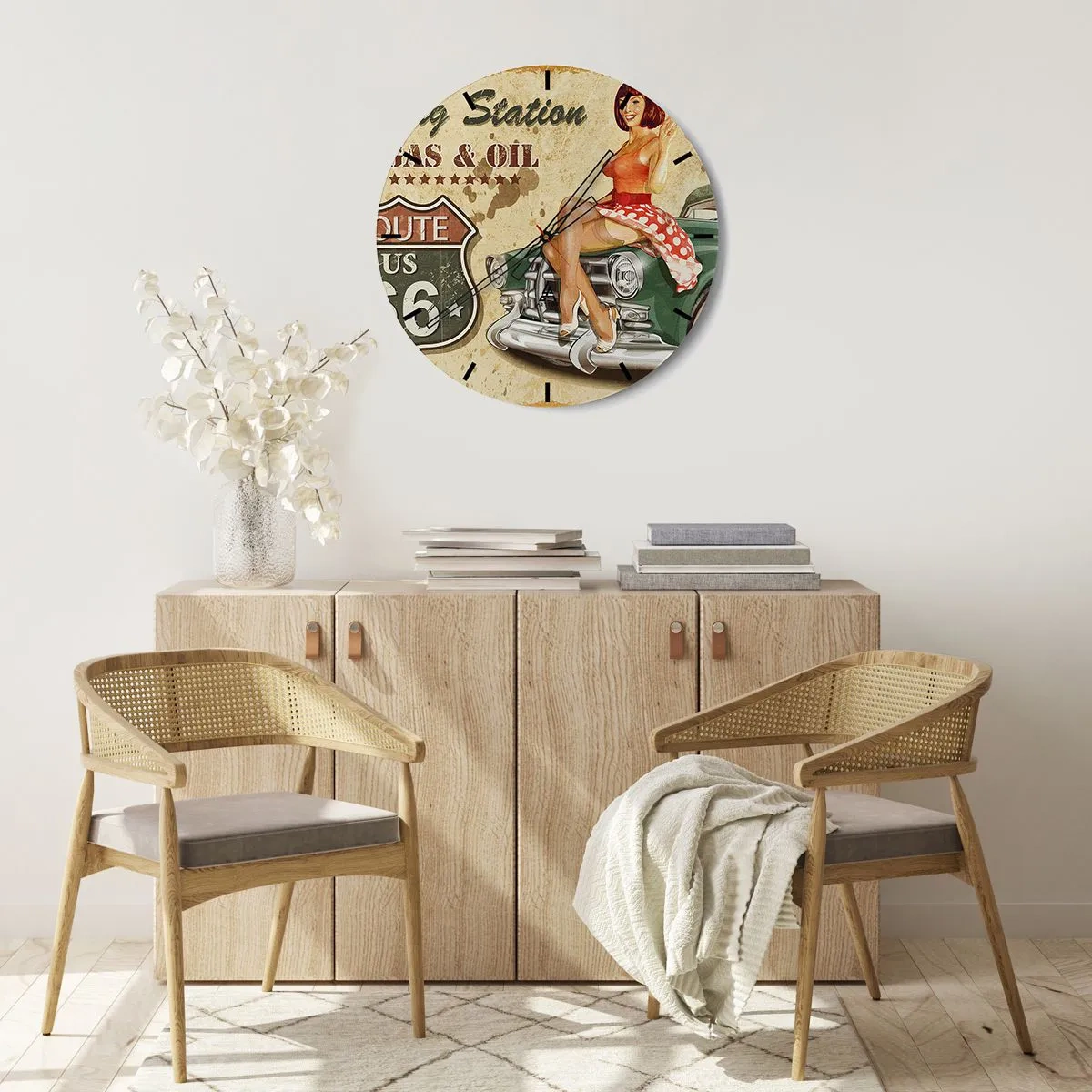 Nástěnné hodiny - Pin-up girl a retro auto - 30x30cm - Skvělá 40. léta - Moderní nástěnná dekorace do obývacího pokoje, kuchyně a ložnice ARTTOR
