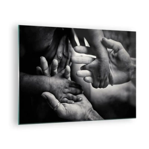Obraz na skle - Symbolické černobílé podání ruky různých generací - 70x50cm - Být člověkem - Moderní nástěnná dekorace do obývacího pokoje a ložnice ARTTOR