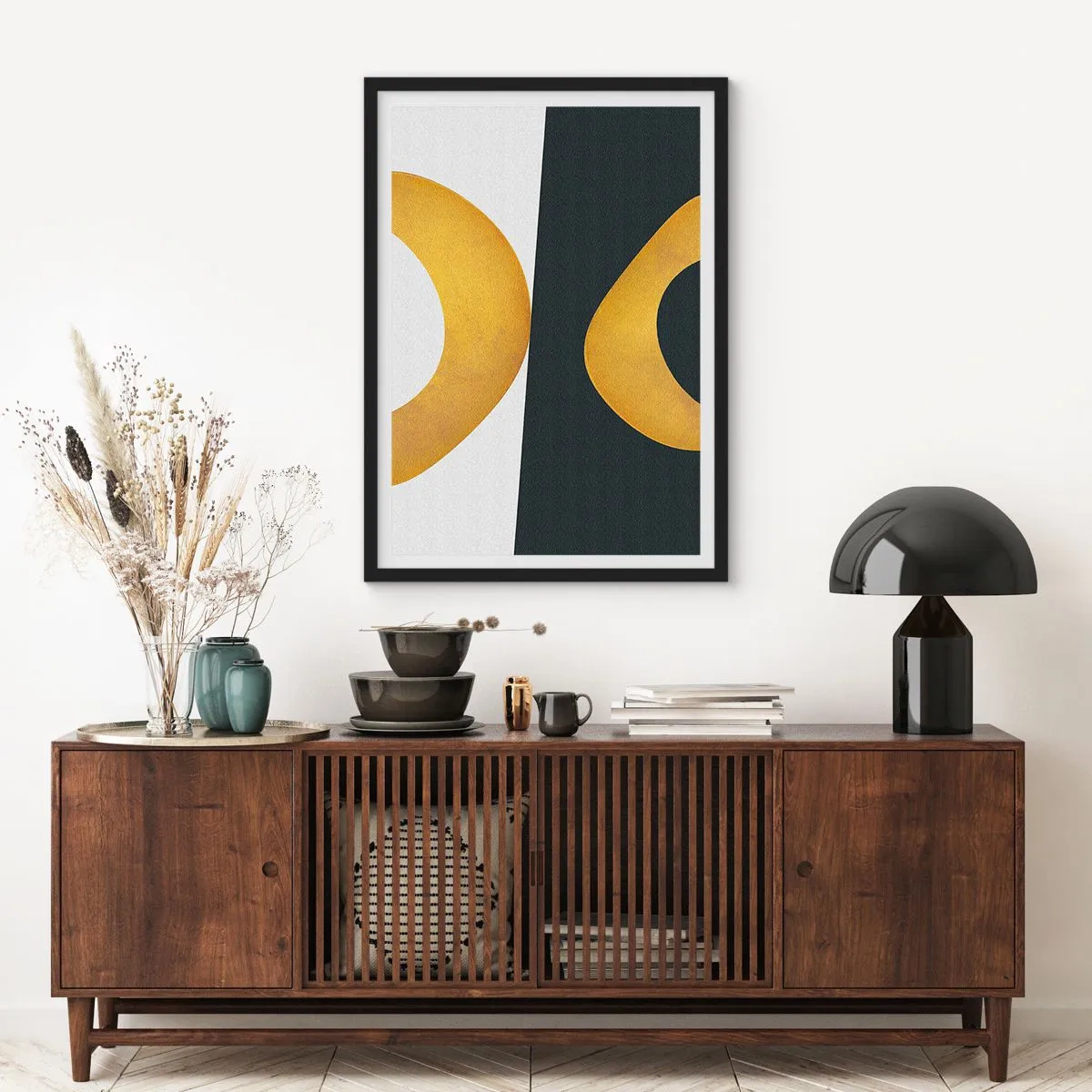 Plakát v černém rámu - Abstraktní kompozice s dominantními zlatými a tmavě zelenými tvary. - 50x70cm - Zaprvé: zlato - Moderní nástěnná dekorace do obývacího pokoje a ložnice ARTTOR