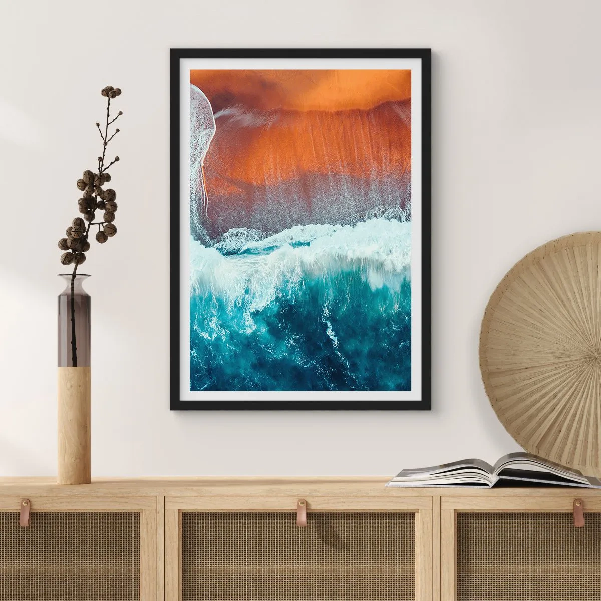Plakát v černém rámu - Oceánské vlny narážející na břeh s teple zbarveným pískem - 50x70cm - Dotek oceánu - Moderní nástěnná dekorace do obývacího pokoje a ložnice ARTTOR