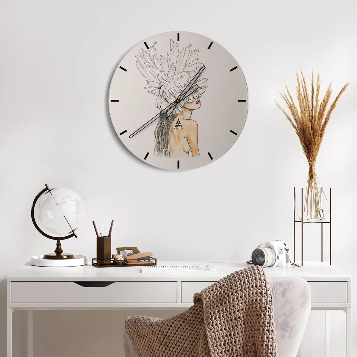 Nástěnné hodiny - Portrét ženy s chocholem zakrývajícím oči - 30x30cm - Vrchol krásy - Moderní nástěnná dekorace do obývacího pokoje, kuchyně a ložnice ARTTOR
