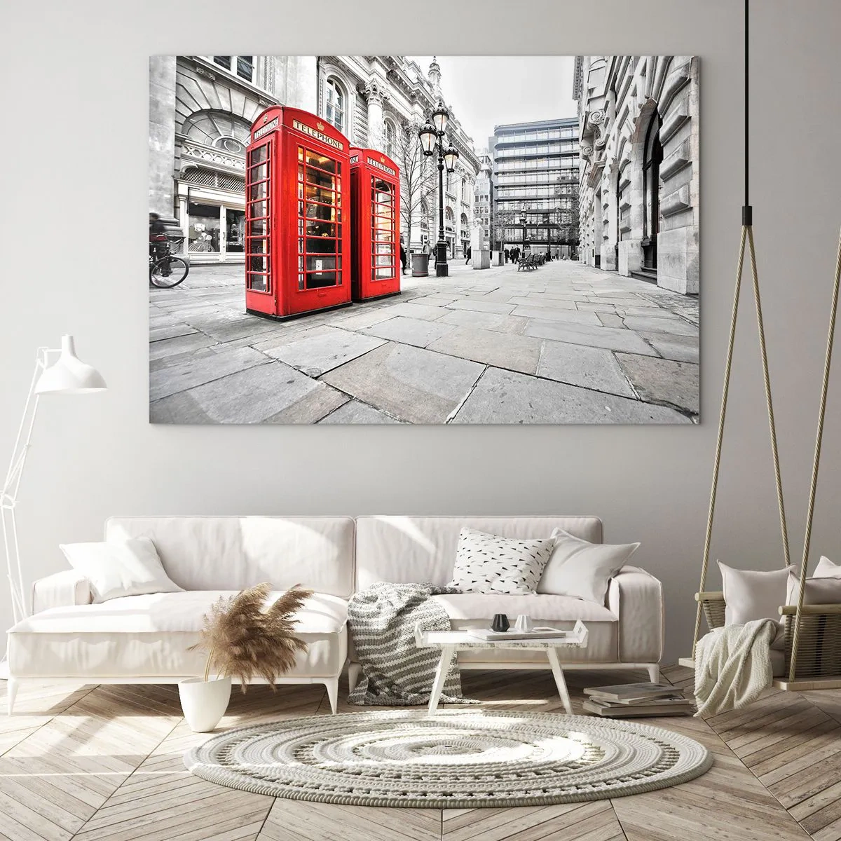 Obraz na skle - Červené telefonní budky na pozadí městské ulice - 70x50cm - Welcome to London - Moderní nástěnná dekorace do obývacího pokoje a ložnice ARTTOR