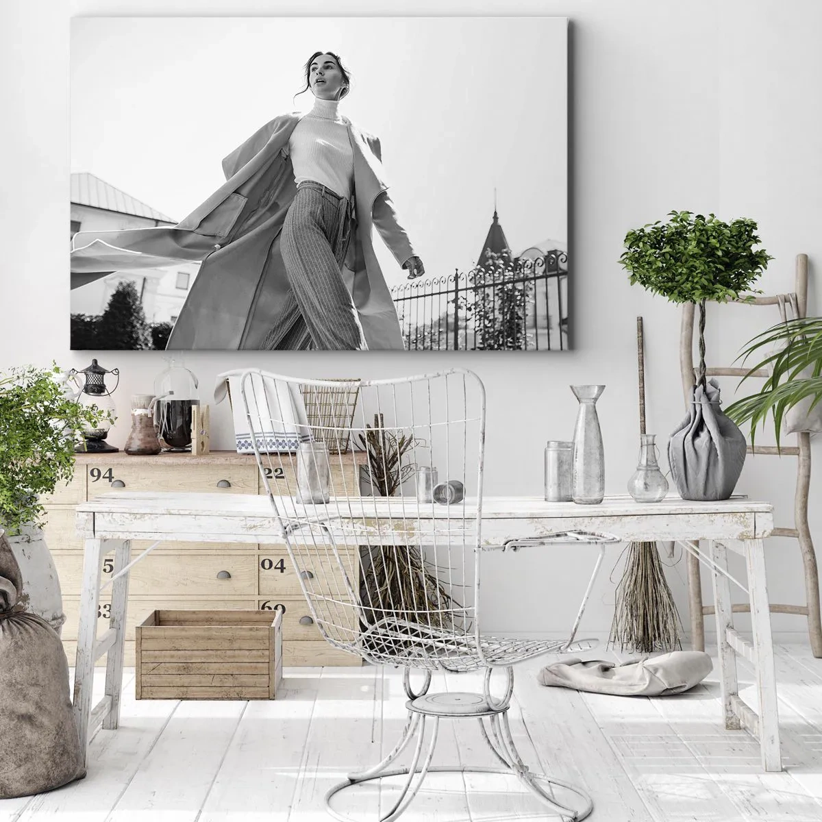 Obraz na plátně - Stylová žena v kabátě na černobílém architektonickém pozadí - 70x50cm - Jdeš se mnou? - Moderní nástěnná dekorace do obývacího pokoje a ložnice ARTTOR