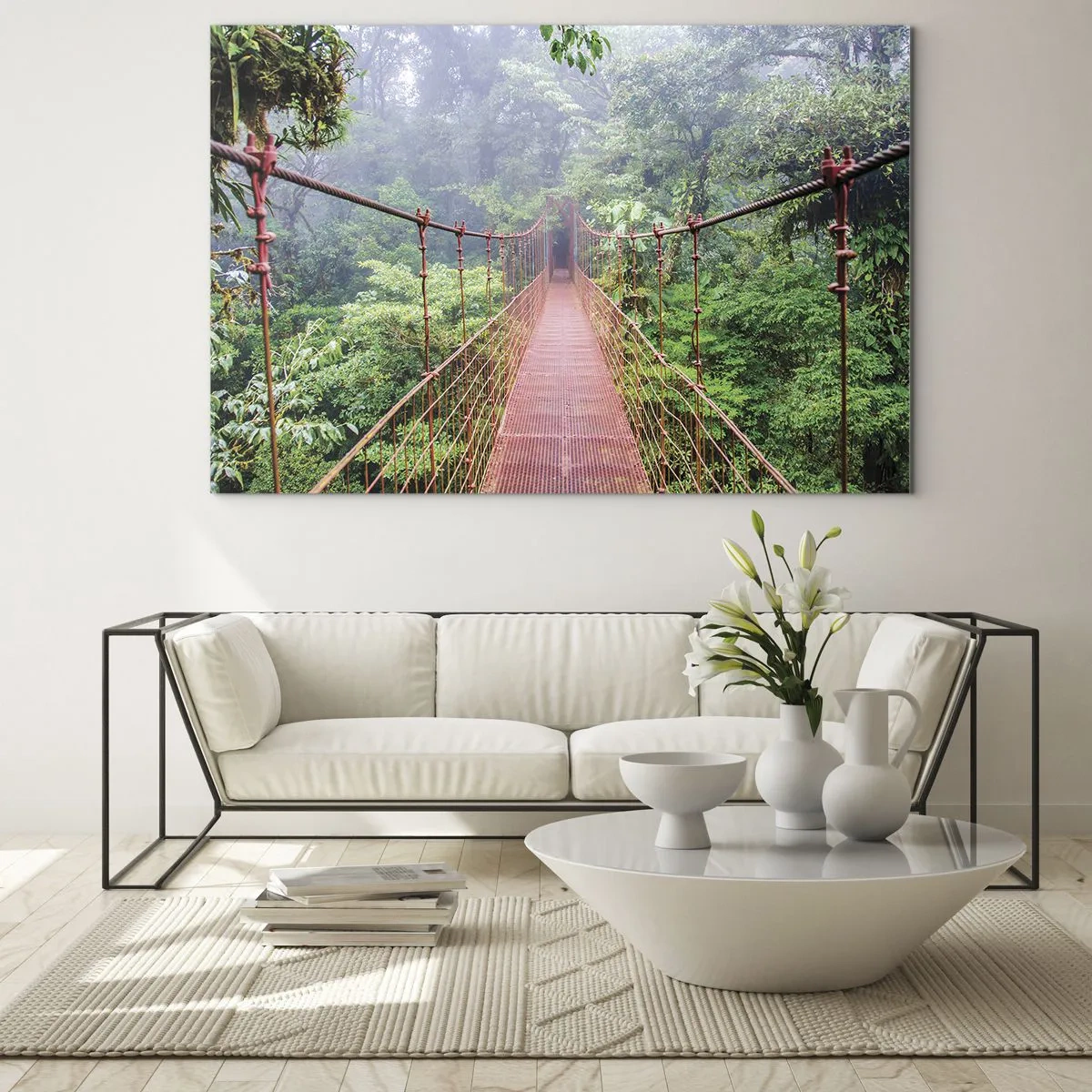 Obraz na skle - Červený visutý most nad zelenou džunglí v mlze - 70x50cm - Zavěšený nad korunami - Moderní nástěnná dekorace do obývacího pokoje a ložnice ARTTOR