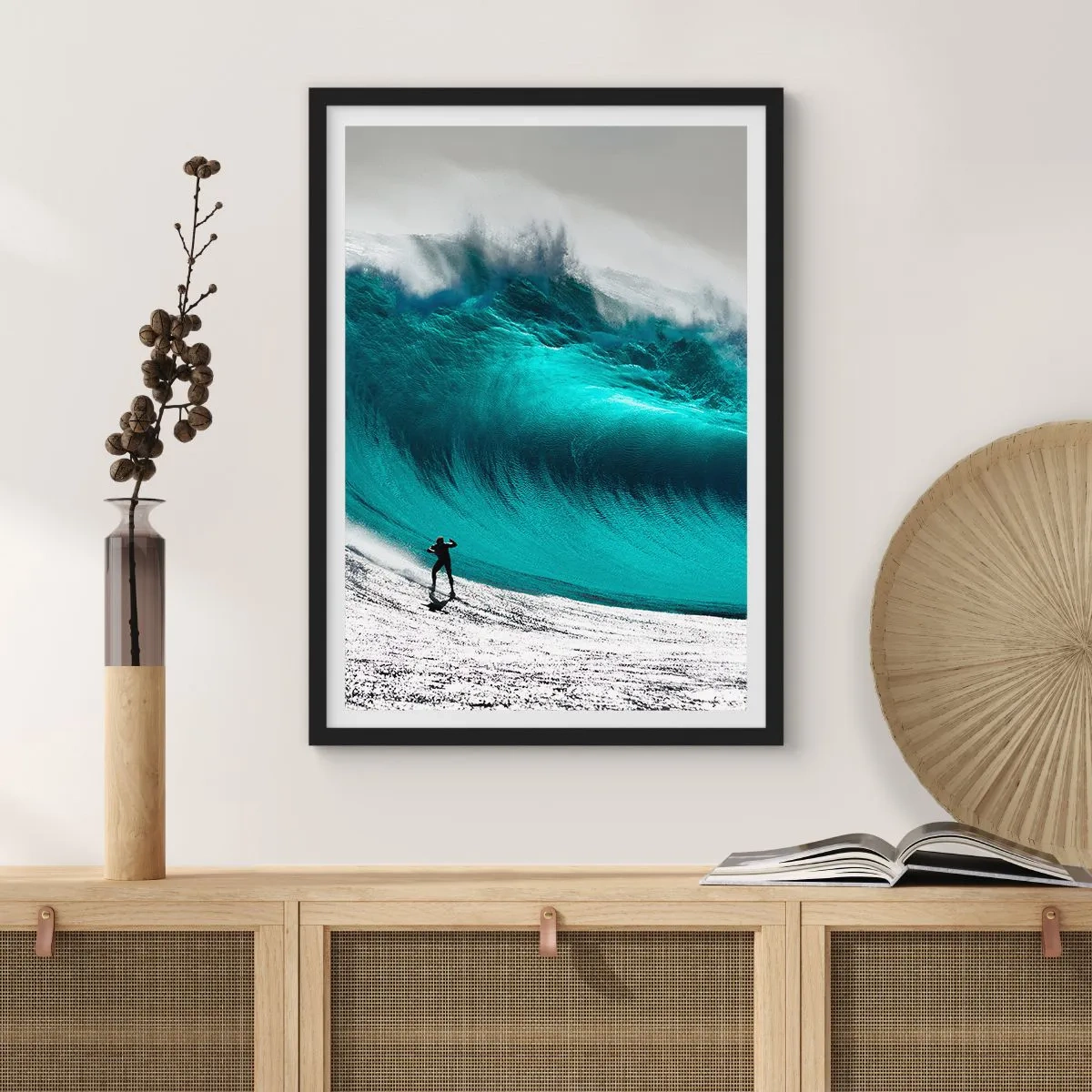 Plakát v černém rámu - Surfař před obrovskou tyrkysovou vlnou. - 50x70cm - Výzva přijata - Moderní nástěnná dekorace do obývacího pokoje a ložnice ARTTOR