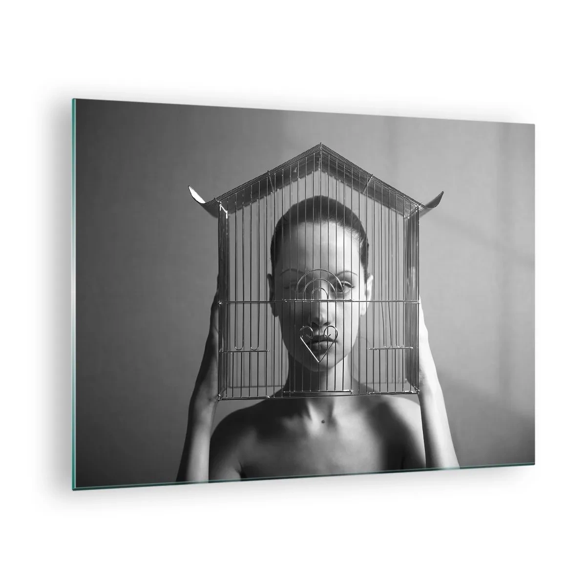 Obraz na skle - Žena s klecí ve tvaru domu na obličeji v černé a bílé - 70x50cm - Tak trochu surrealistický portrét - Moderní nástěnná dekorace do obývacího pokoje a ložnice ARTTOR