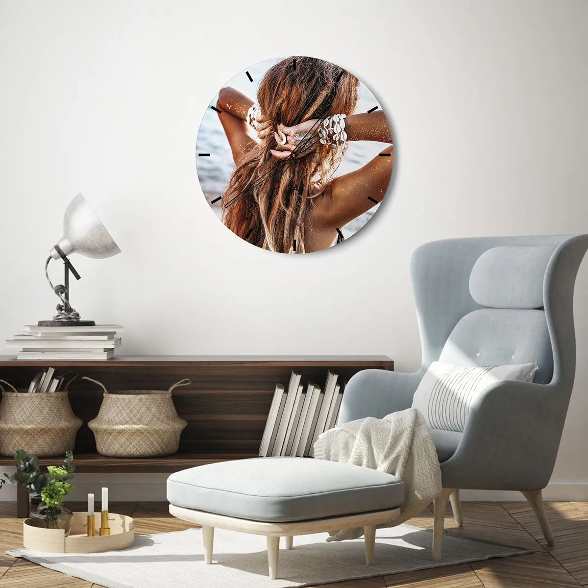 Nástěnné hodiny - Opálená žena u vody s mušlemi ve vlasech - 30x30cm - Sestra vody a slunce - Moderní nástěnná dekorace do obývacího pokoje, kuchyně a ložnice ARTTOR