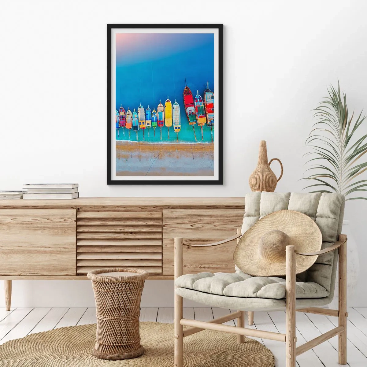 Plakát v černém rámu - Barevné lodě na modrém moři - 50x70cm - Z ptačí perspektivy - Moderní nástěnná dekorace do obývacího pokoje a ložnice ARTTOR