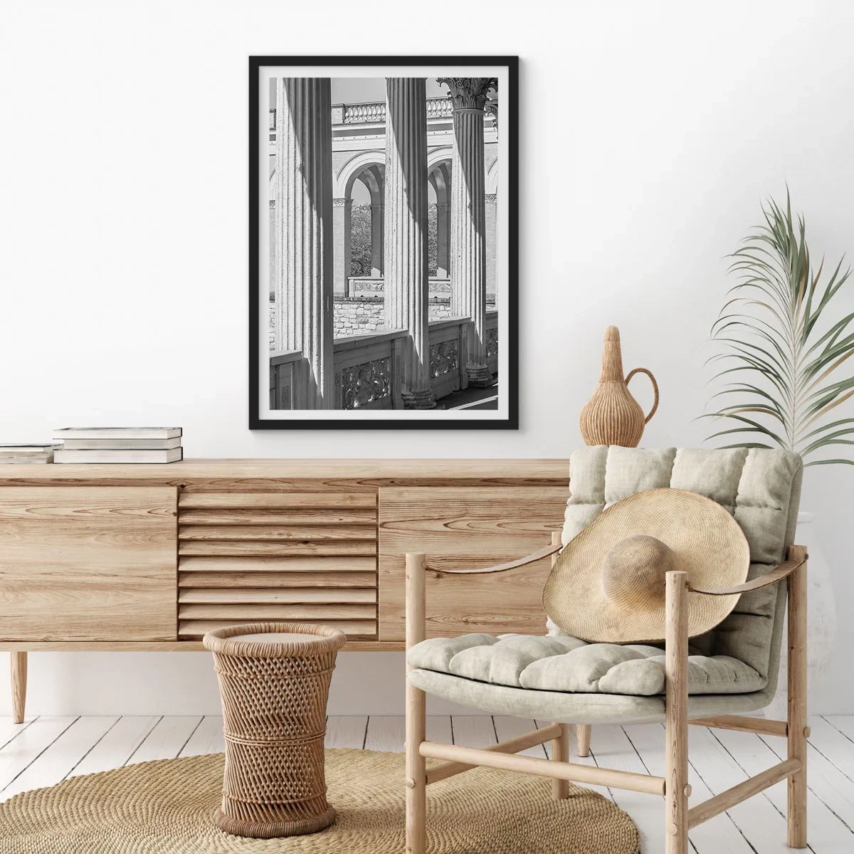 Plakát v černém rámu - Sloupy v architektuře s jemnými stíny - 50x70cm - Slunná arkáda - Moderní nástěnná dekorace do obývacího pokoje a ložnice ARTTOR