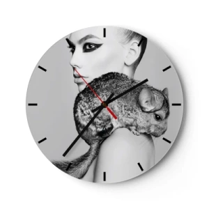 Nástěnné hodiny - Portrét ženy s činčilou v černé a bílé - 30x30cm - Dáma s činčilou - Moderní nástěnná dekorace do obývacího pokoje, kuchyně a ložnice ARTTOR