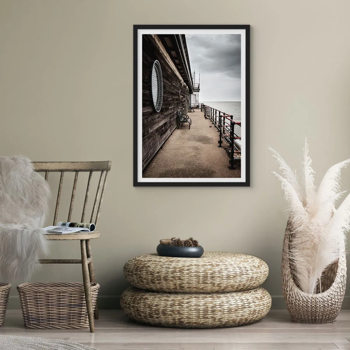 Plakát v černém rámu - Dřevěné molo s lavičkami u klidného moře - 50x70cm - Čas, který se zastavil - Moderní nástěnná dekorace do obývacího pokoje a ložnice ARTTOR