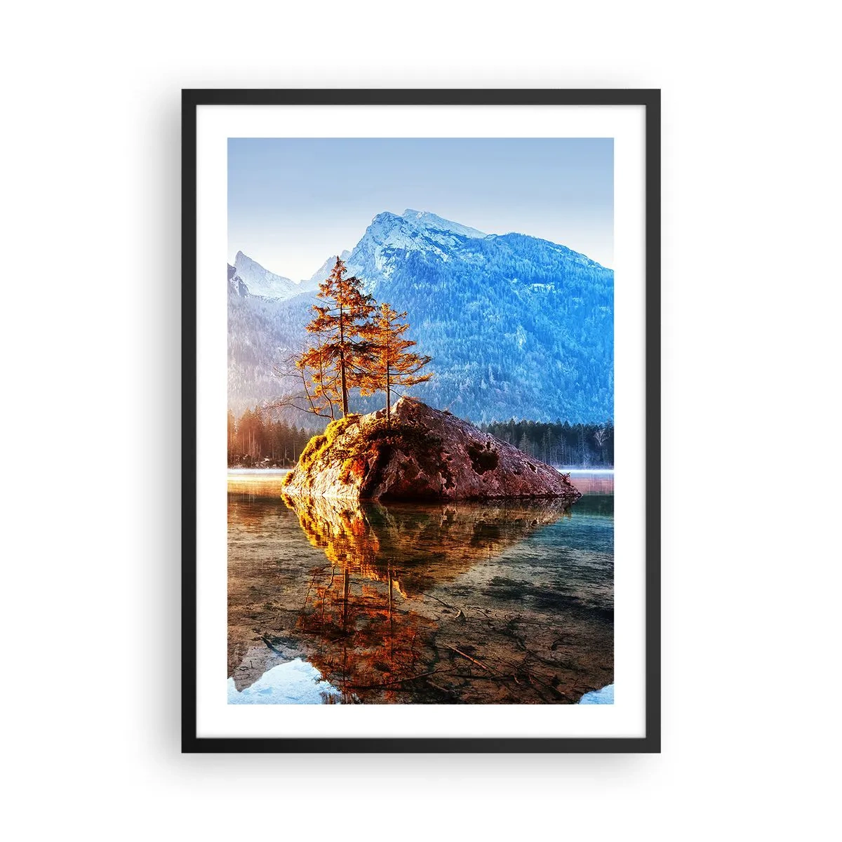 Plakát v černém rámu - Stromy na skále odrážející se v klidném jezeře - 50x70cm - Příroda v novém světle - Moderní nástěnná dekorace do obývacího pokoje a ložnice ARTTOR