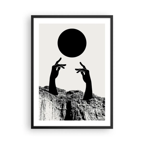 Plakát v černém rámu - Symbolické ruce sahající po černém míči na pozadí skal - 50x70cm - Surrealistická kompozice: slunce a zbytek - Moderní nástěnná dekorace do obývacího pokoje a ložnice ARTTOR