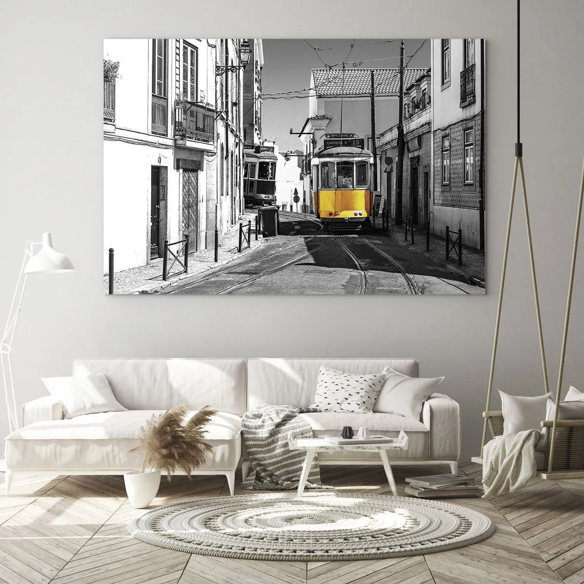 Obraz na skle - Žlutá tramvaj na černobílé ulici v evropském městě. - 70x50cm - Duch Lisabonu - Moderní nástěnná dekorace do obývacího pokoje a ložnice ARTTOR