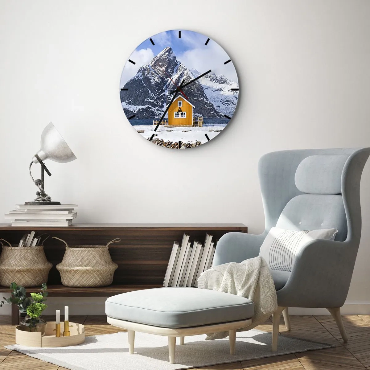 Nástěnné hodiny - Žlutá chata u vody se zasněženým horským pozadím - 30x30cm - Skandinávská dovolená - Moderní nástěnná dekorace do obývacího pokoje, kuchyně a ložnice ARTTOR