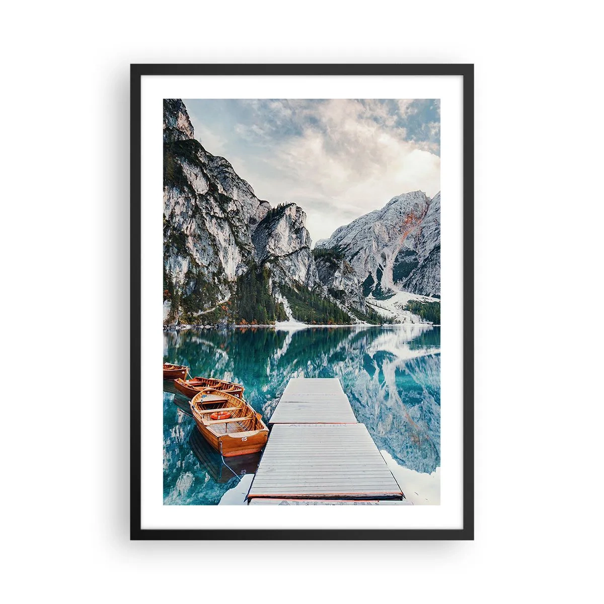 Plakát v černém rámu - Horské jezero s dřevěnými loděmi a molem - 50x70cm - Ukážeme vám krásu - Moderní nástěnná dekorace do obývacího pokoje a ložnice ARTTOR