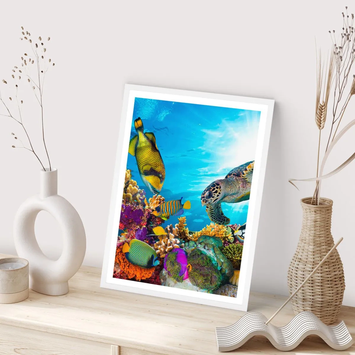 Plakát v bílém rámu - Korálová promenáda - 70x100 cm