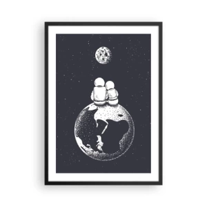 Plakát v černém rámu - Astronauti sedící na Zemi a dívající se na Měsíc - 50x70cm - Vesmírná love story - Moderní nástěnná dekorace do obývacího pokoje a ložnice ARTTOR