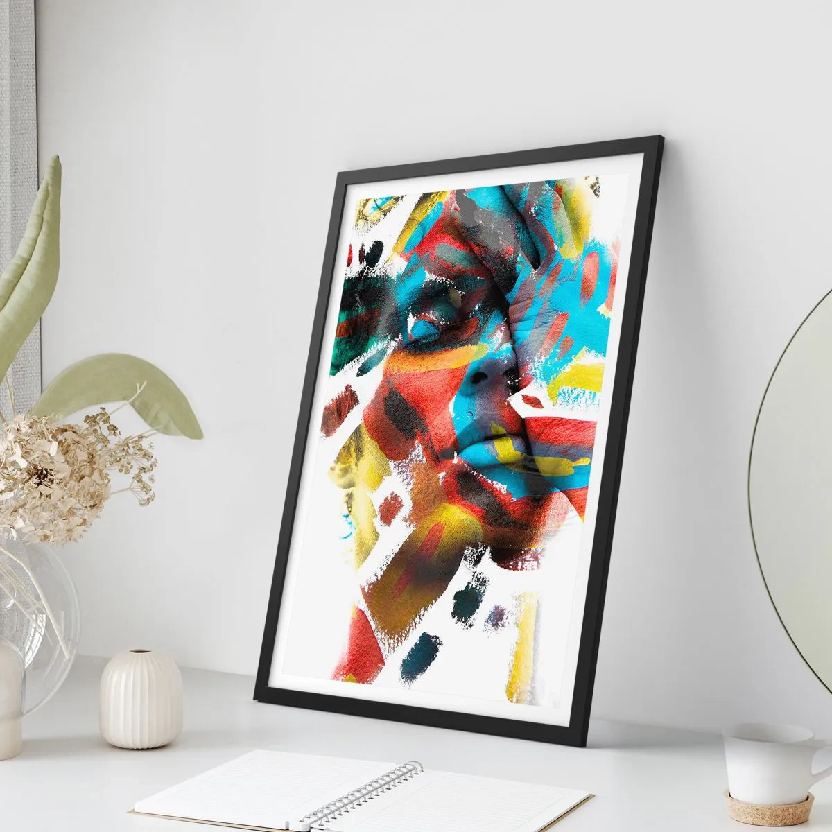 Plakát v černém rámu - Umělecký portrét ženy v abstraktních barvách - 50x70cm - Pestrá osobnost - Moderní nástěnná dekorace do obývacího pokoje a ložnice ARTTOR