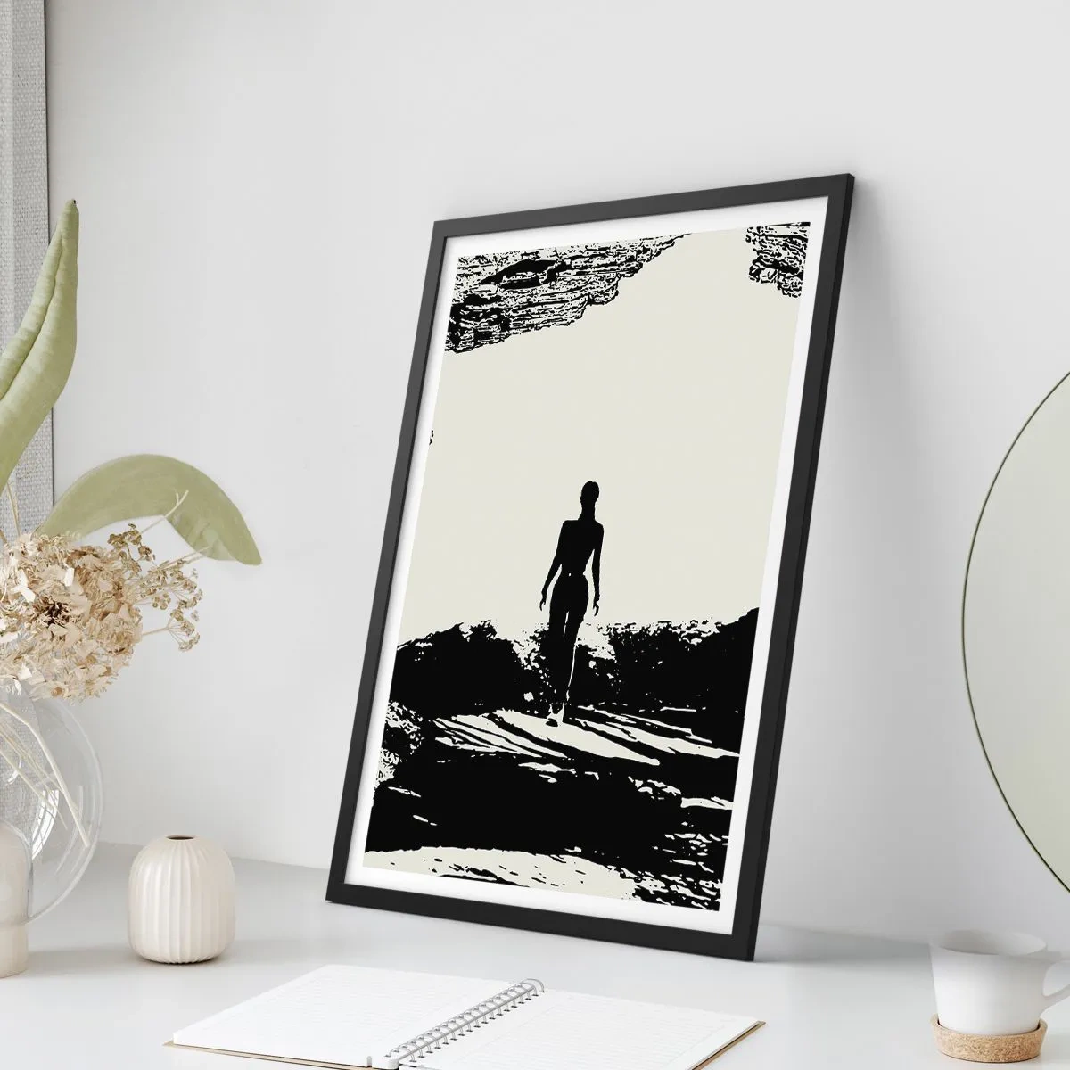 Plakát v černém rámu - Silueta ženy vycházející z jeskyně v kontrastním stylu - 50x70cm - Nový pohled - Moderní nástěnná dekorace do obývacího pokoje a ložnice ARTTOR