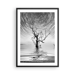 Plakát v černém rámu - Hvězda se víří nad osamělým stromem ve vodě - 50x70cm - Symfonie přírody - Moderní nástěnná dekorace do obývacího pokoje a ložnice ARTTOR