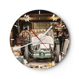 Nástěnné hodiny - Staré auto v dílně plné nářadí a dílů - 30x30cm - Zpět do minulosti - Moderní nástěnná dekorace do obývacího pokoje, kuchyně a ložnice ARTTOR