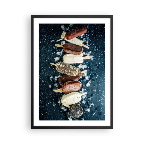Plakát v černém rámu - Různé nanuky obklopené ledem proti tmavé obloze - 50x70cm - Chuť horkého léta - Moderní nástěnná dekorace do obývacího pokoje a ložnice ARTTOR